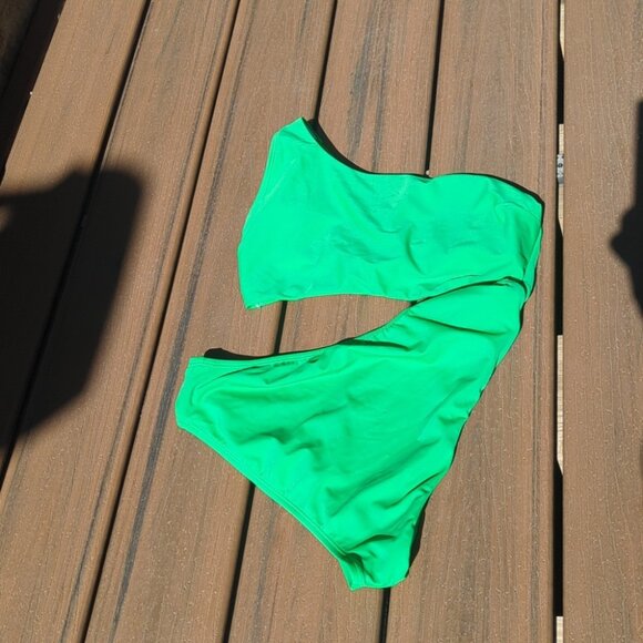 Green One-Shoulder Attached High Bikini Bottom Swim Suit - Size M NWT - Picture 1 of 5